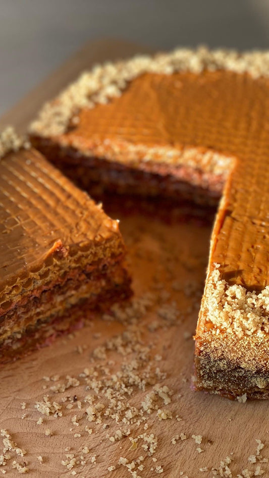 Вафельный торт со сгущенкой и орехами